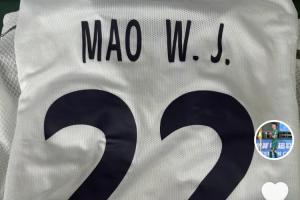 各进一球！浙江3-2英博赛后，王钰栋社媒晒毛伟杰球衣